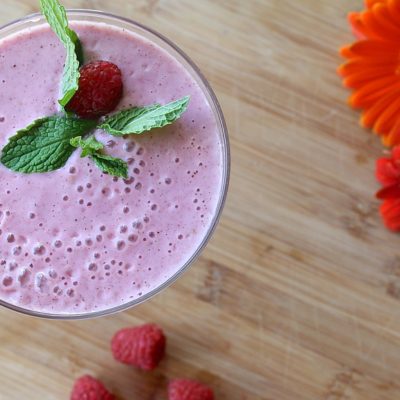 Delicious Summer Berry Smoothie made with blueberries, strawberries and banana! GreenEyedGrace.com